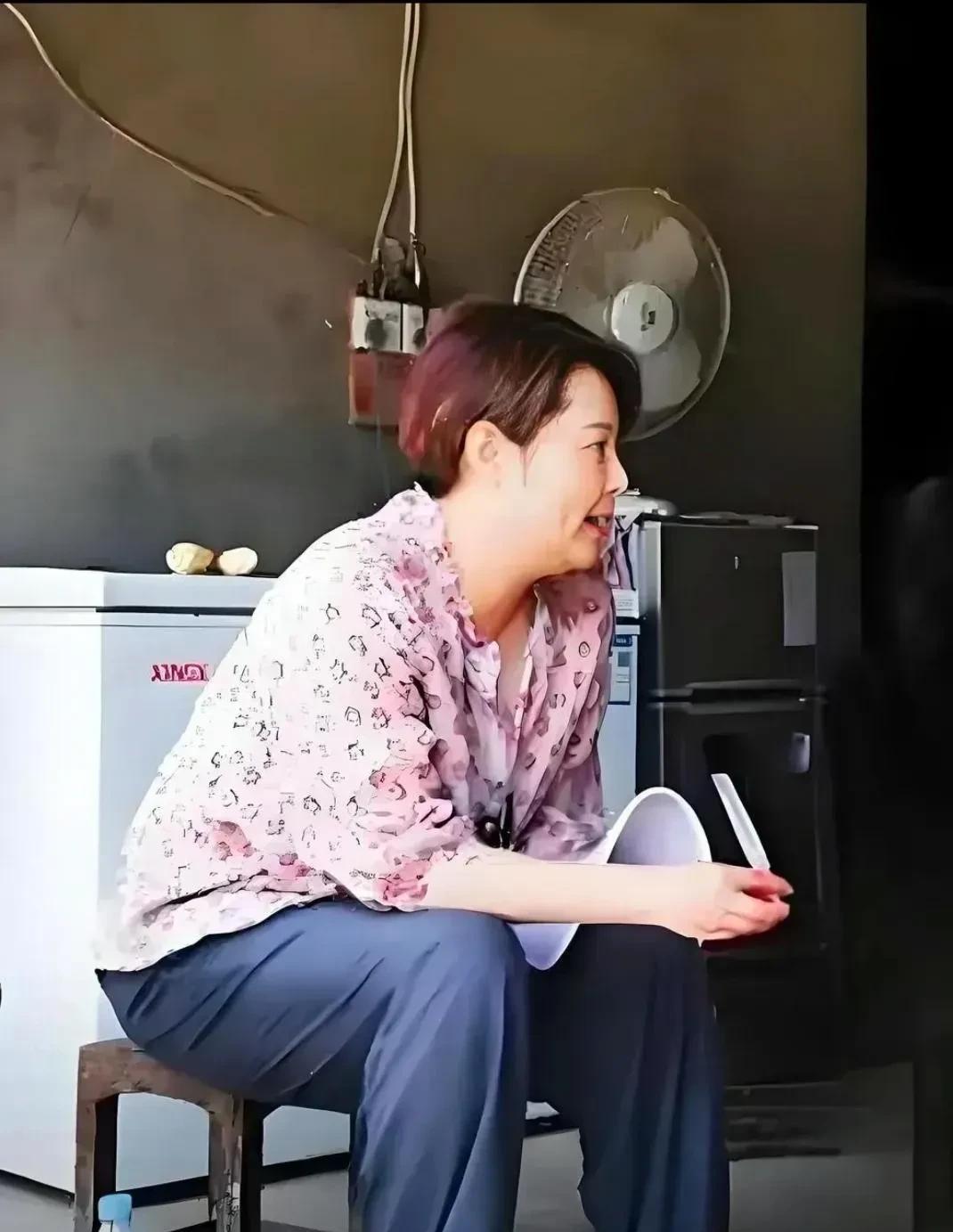 袁立发福严重，衣着随意，把自己打扮得如同村妇，不做演员了，一点儿也不注意管理身材