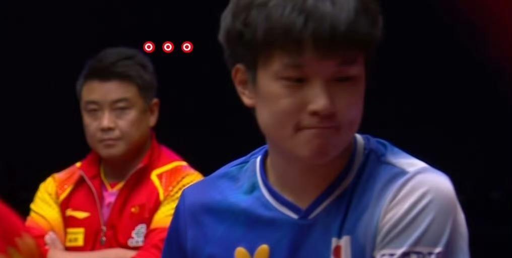 这个图谁能看了不笑，整场比赛王皓叔叔都是这个表情，黑着脸看张本智和，都影响到张本