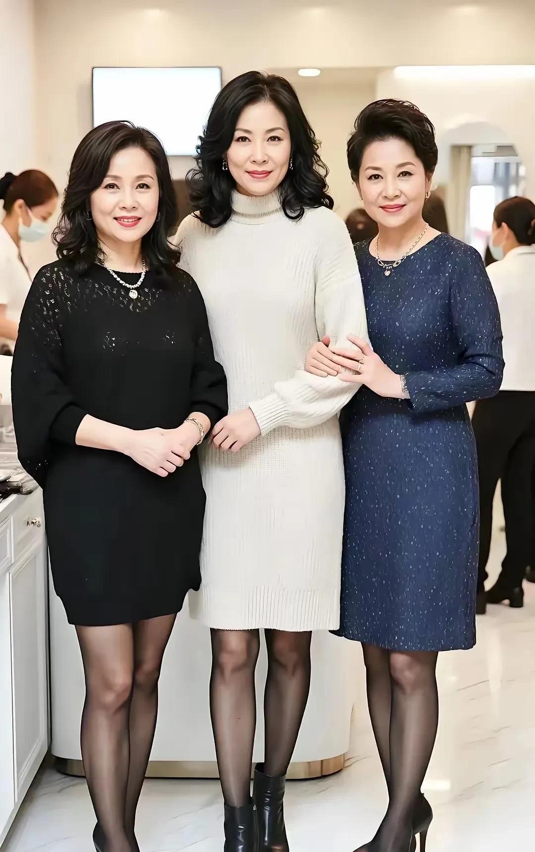 #五十的女人，开始老了吗#五十岁的女人，就像一坛陈酿老酒，越发甘醇！
岁月从不败