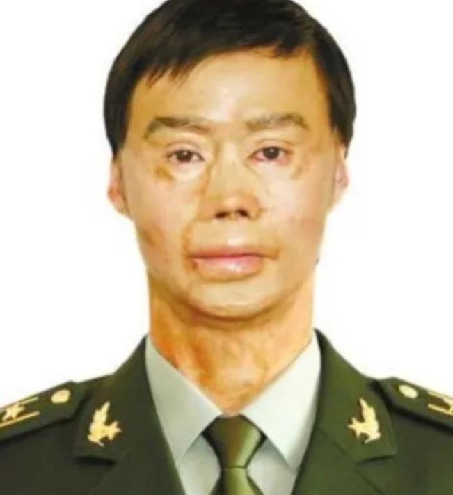 1995年，一名解放军战士在乘车回部队的途中，劝司机不要停下加油，但司机执意停下