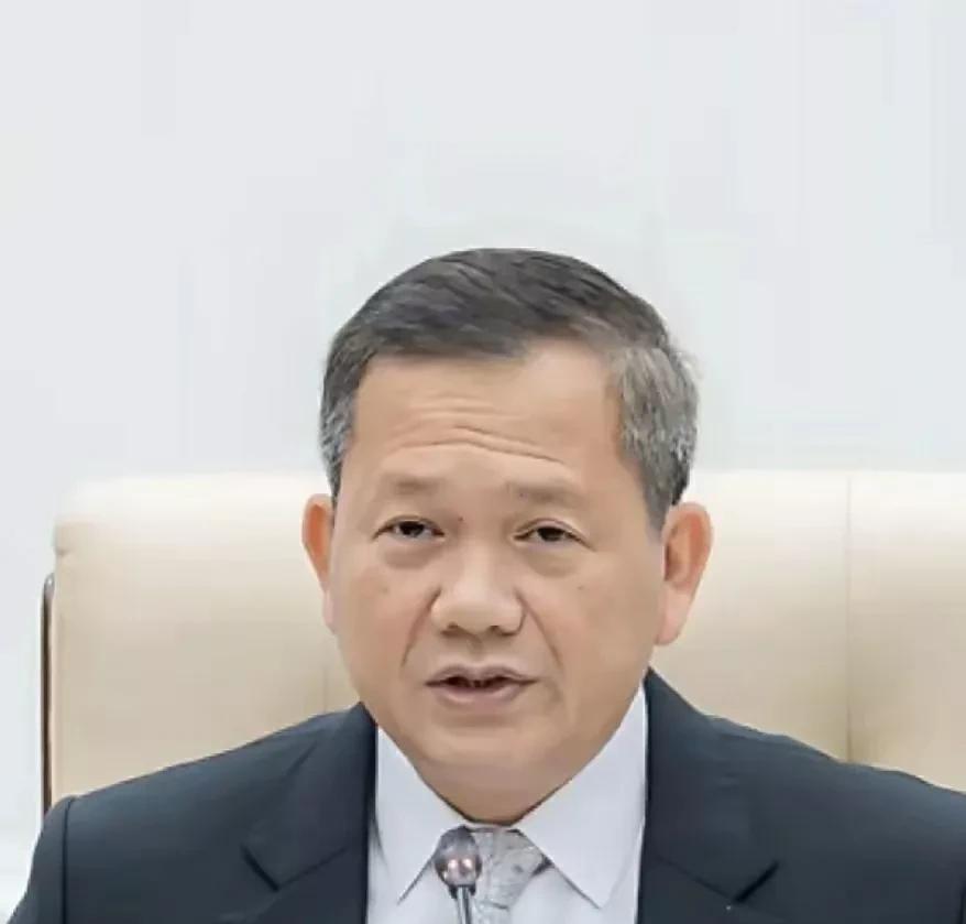 柬埔寨首相洪玛耐怎么看着这么老？
他才40多岁，两鬓斑白，额头上的皱纹好几条，像