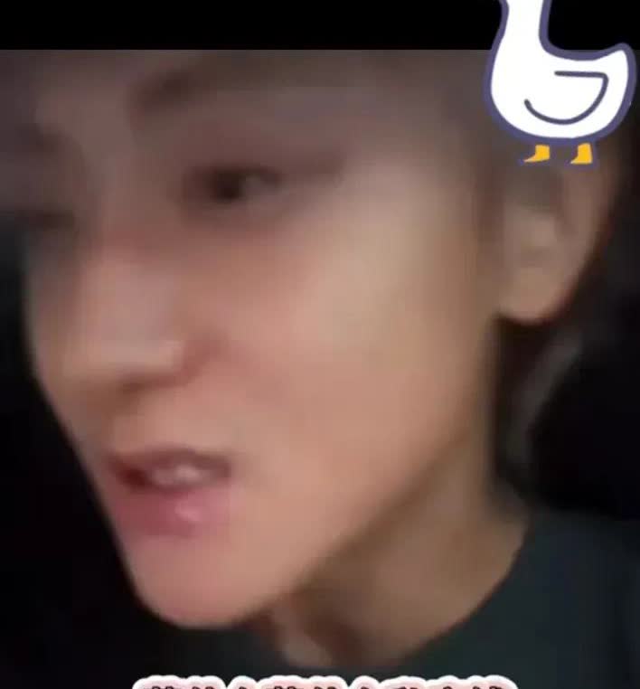 黄子韬和徐艺洋两人坐一起讨论私房钱。黄子韬说：“你肯定藏了很多私房钱吧。”徐艺洋