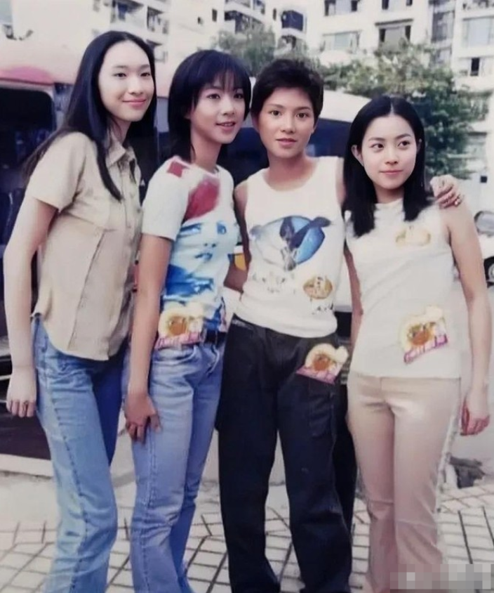 九十年代那会儿，有四个女生刚混娱乐圈的时候拍了张合照。

谁能想到啊，照片里这四