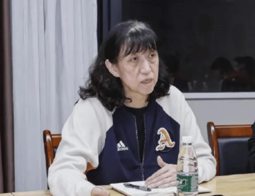 原计划三月三十一日，
排球协会公布国家女子排球队主教练人选，
因为招聘启事说