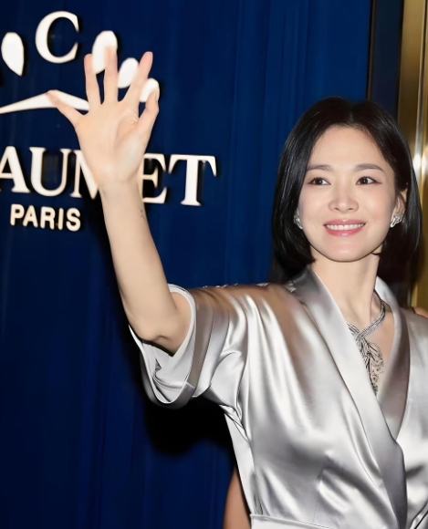 她现身泰国曼谷，出席品牌活动，身穿一套灰色真丝缎睡袍，优雅得令人惊艳！🌟配上 