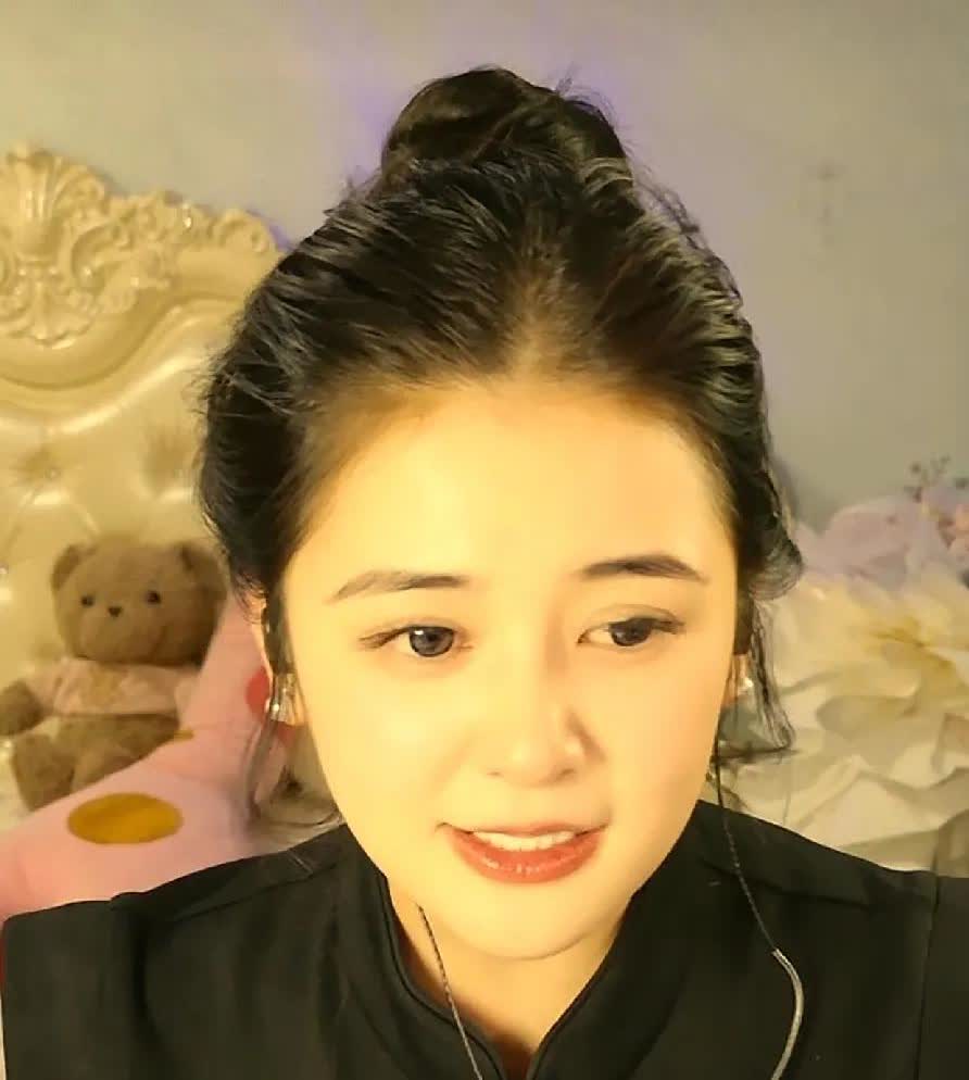 漂亮的新疆小姐姐蜡笔燕开播啦。
       蜡笔燕确实也漂亮呢，通过穆飒的引