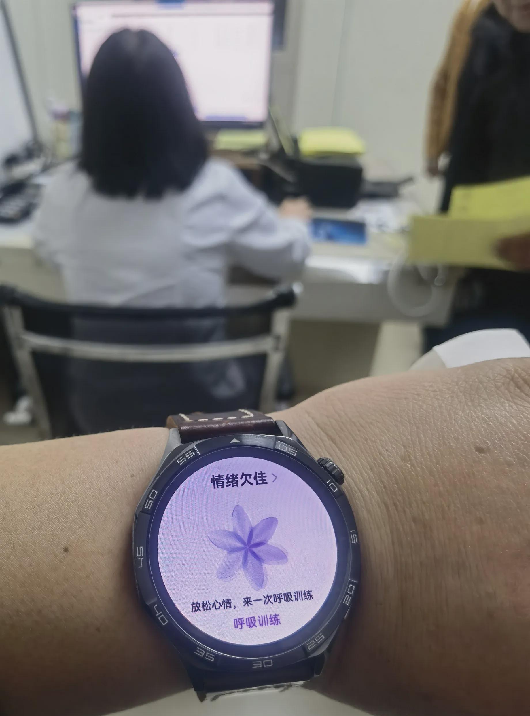 华为GT5真厉害，我父亲昨晚住院，我等候医生处方时，手表震动了一下，我查看后，发