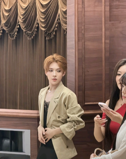 喜欢小澈男人妆造不仅是因为帅  ，更重要的是校车有直男没有的柔软  ，不会像大部