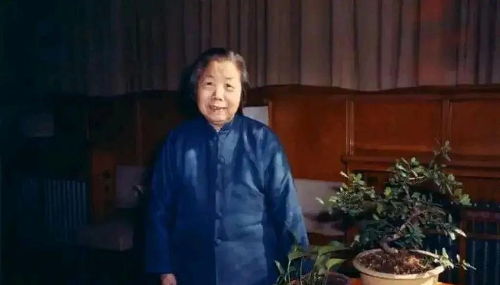 1985年冬天，81岁的邓颖超同志身着素色棉袄，霜发如银，笑纹里盛着暖意。窗外薄