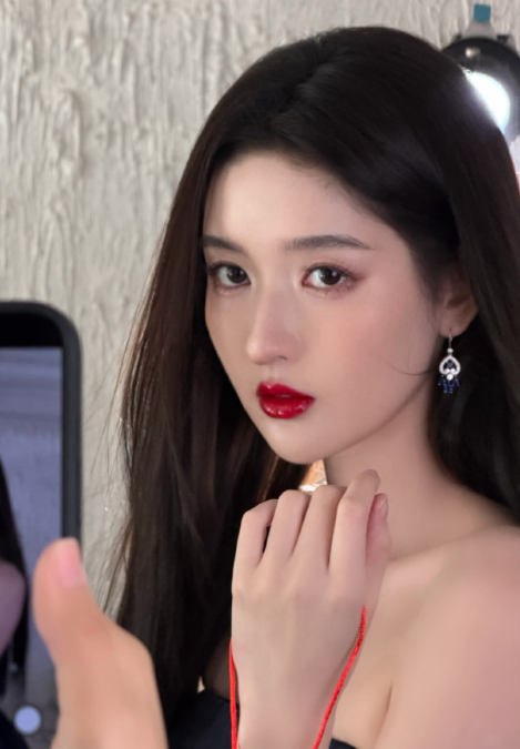 王玉雯的红唇，超迷人的，nice！