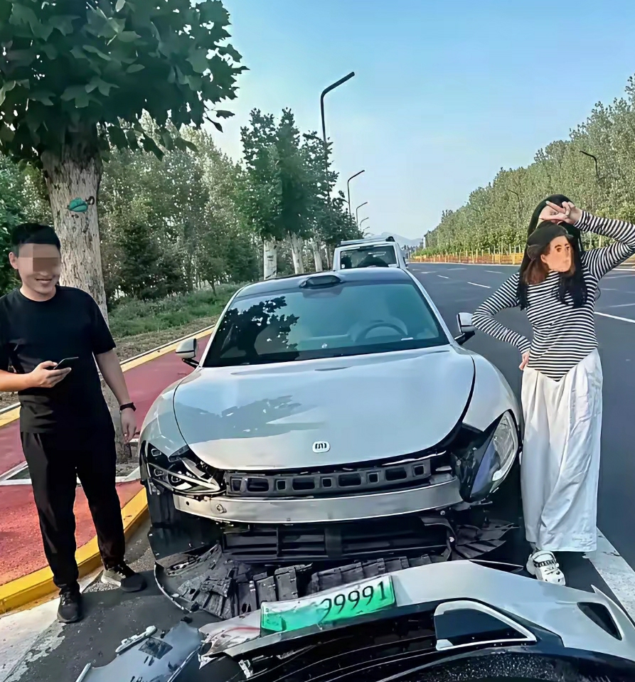 都撞车了，男车主怎么还这么开心？
