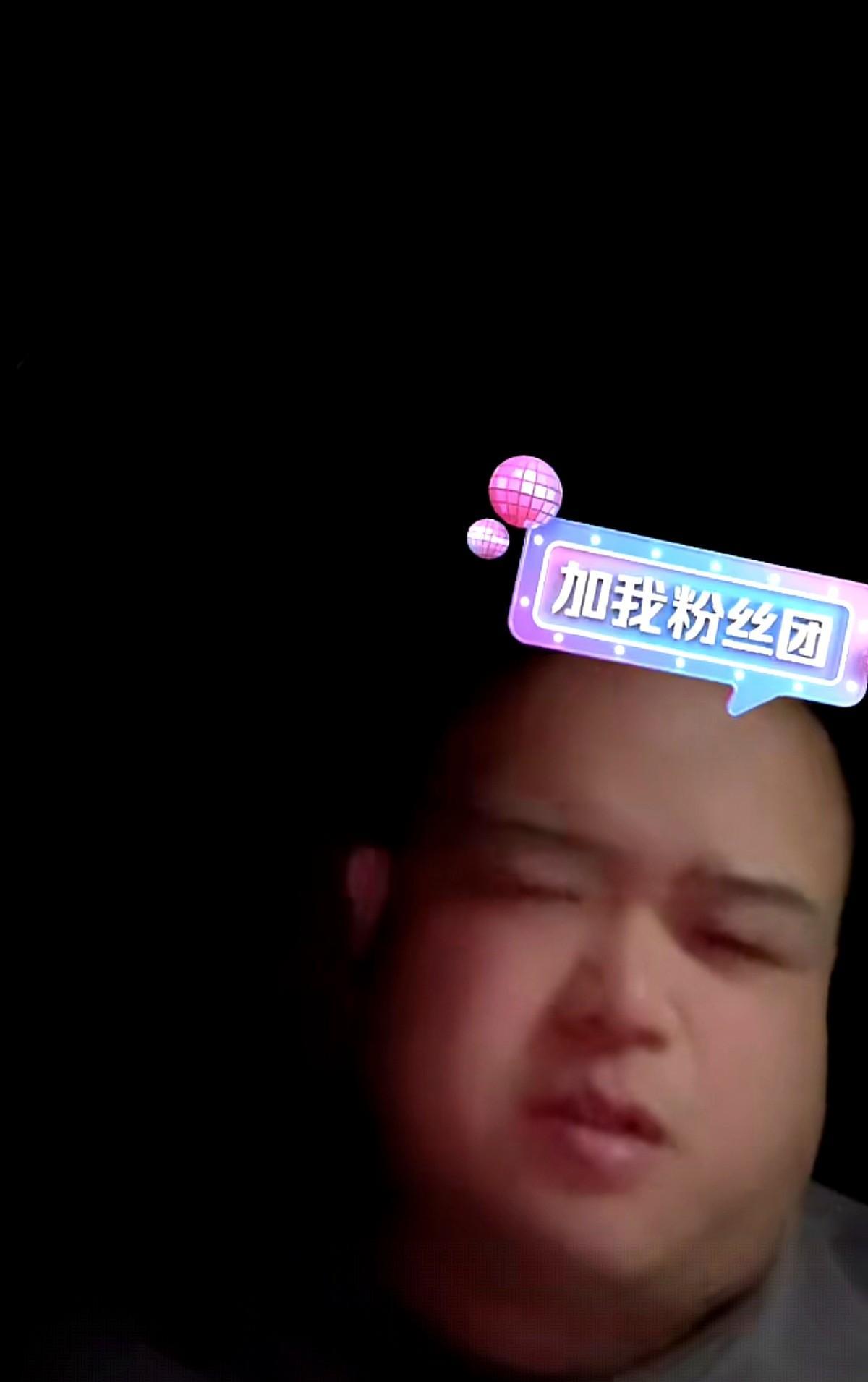 德云社的刘喆，真是把人情世故摆在了台面上。
他跟张伯鑫是穿一条裤子长大的发小，却