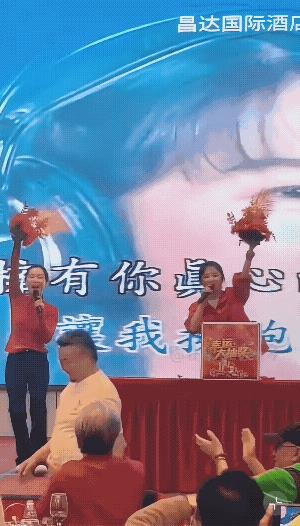 哇塞，没看过的耶！
谭松韵和董晴合体表演节目呢，应该是唱歌，唱卡拉OK歌曲呢，两