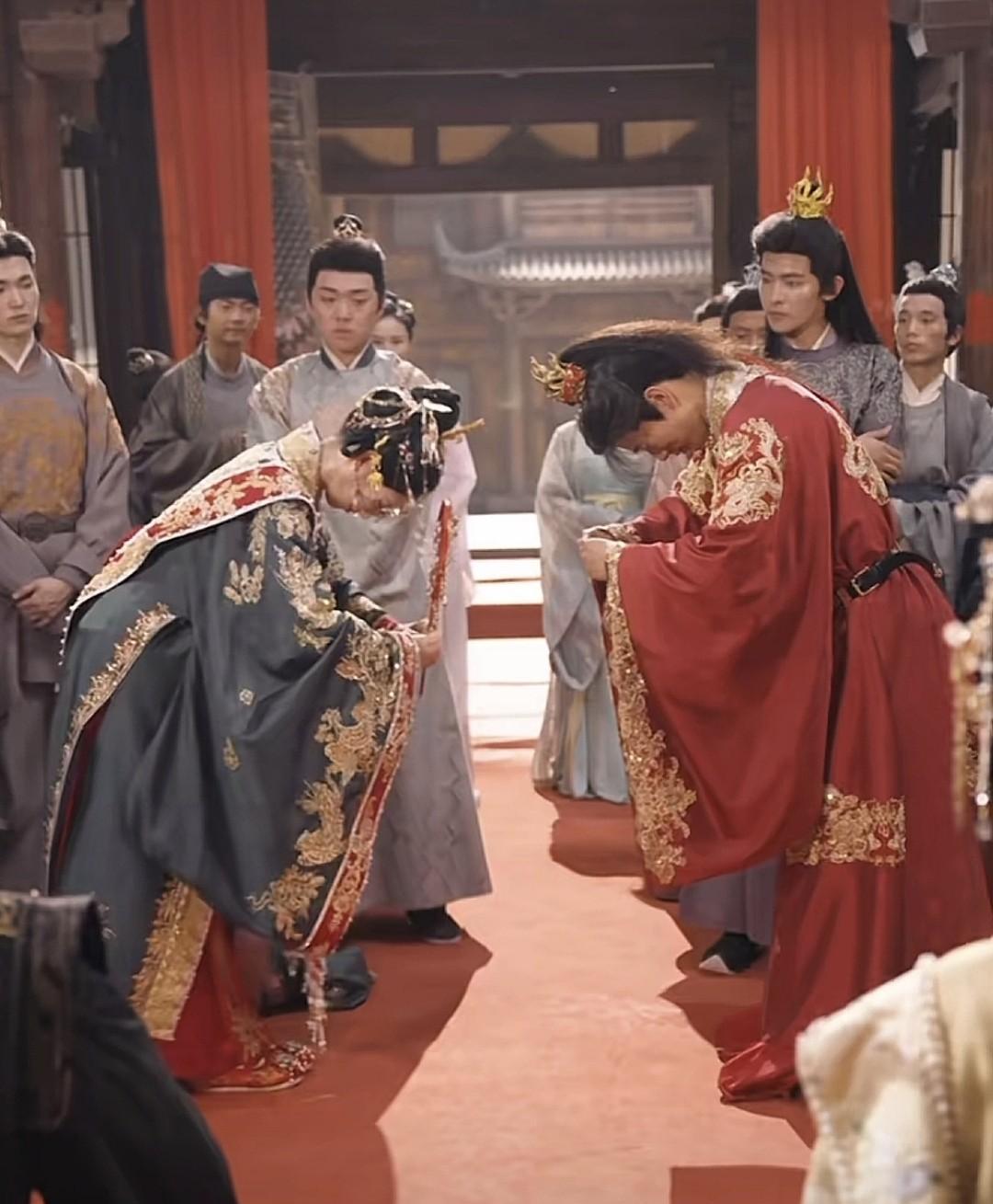我一直都很好奇一个问题
你说这些演员三天两头的演拜堂成亲
真到了自己在现实中结婚