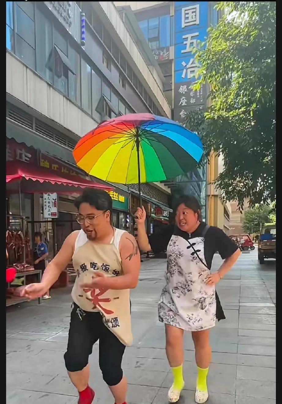 抖音最佩服这两口子
五谷丰登的身材
国泰民安的颜值
不可一世的眼神
配上这语无伦