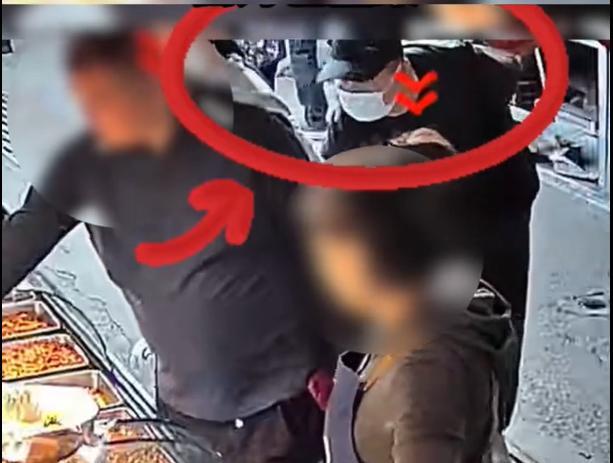 吉林，一对父母推着婴儿车，带着自己的宝宝去菜市场购物。夫妻俩在挑选蔬菜的时候，宝