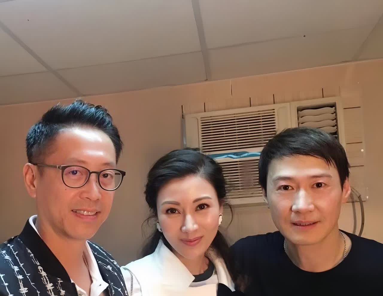 黎明与许晋亨、李嘉欣夫妇合影旧照，现在翻出来，依然觉得是很温馨的画面。

2