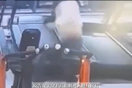 湖南益阳，一女子下班后没有换衣服和鞋子，直接穿着高跟鞋去健身房锻炼，而且还是选择