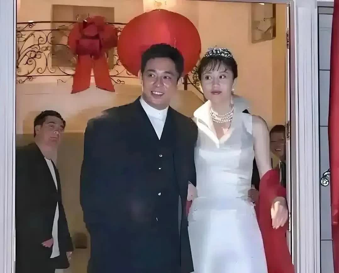 李连杰新婚照曝光，与利智的幸福瞬间。网友热议：气质型利智vs耐看型黄秋燕，你更欣