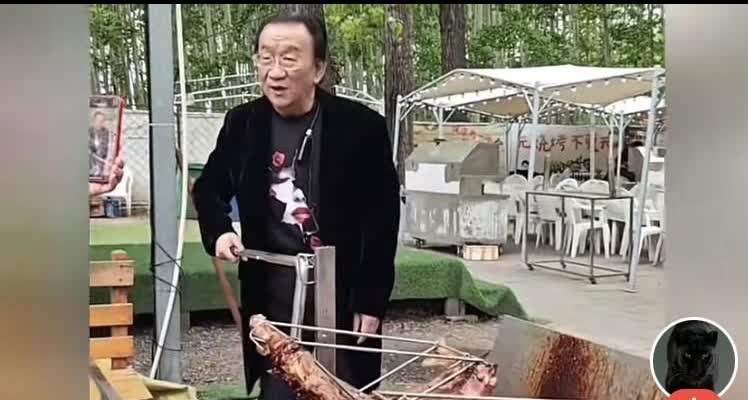 侯耀华老爷子，开始烤羊了！[大笑][大笑]
边烤还边说“不听话，就烤了”😀
