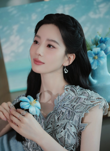 刘诗诗蓝色水光裙造型 中式时尚的优雅诠释