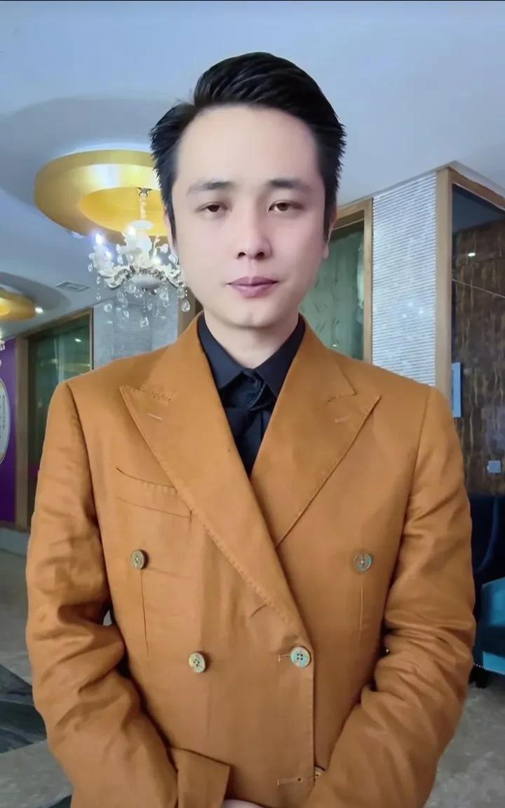 花小磊发视频正式取消为小女咪多举办的满月派对活动。
         6月27日