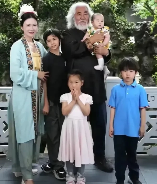 张纪中一家老小同框，怎么感觉继子马丁才是亲生的；

众所周知，马丁是杜星霖婚前所