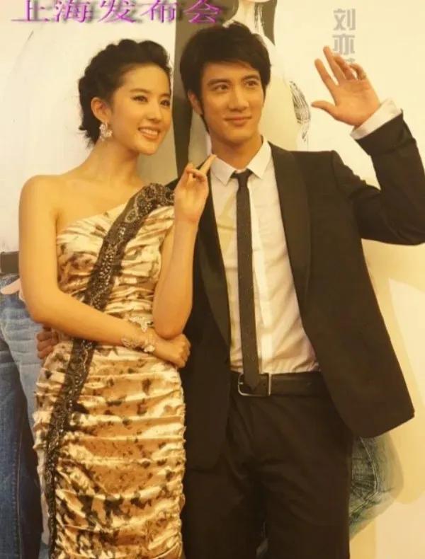 刘亦菲和王力宏的合照，真的郎才女貌，不知道他们合作过什么影视剧啊。#明星 刘亦菲