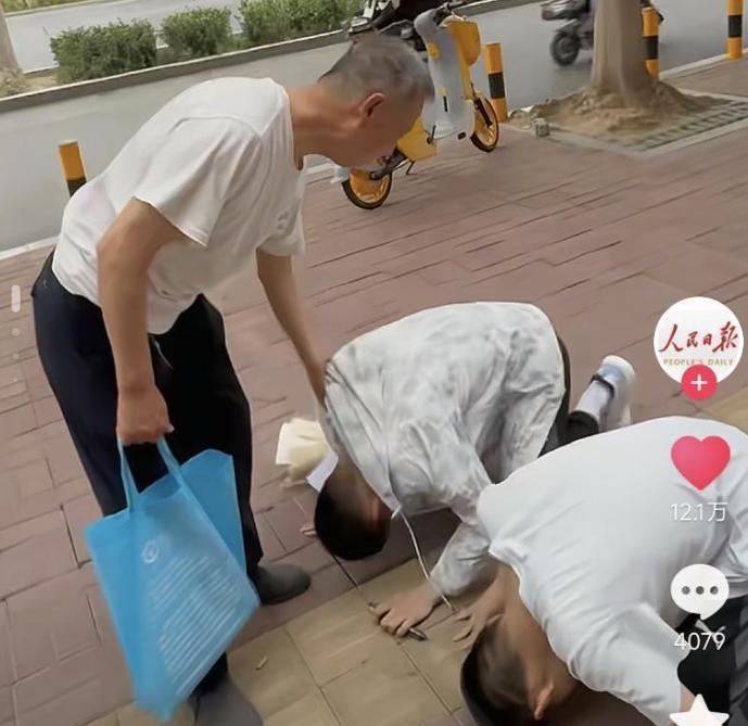 高考跪谢爷爷的双胞胎兄弟成绩出来了：一个好消息，一个坏消息。
好消息是兄弟俩的分