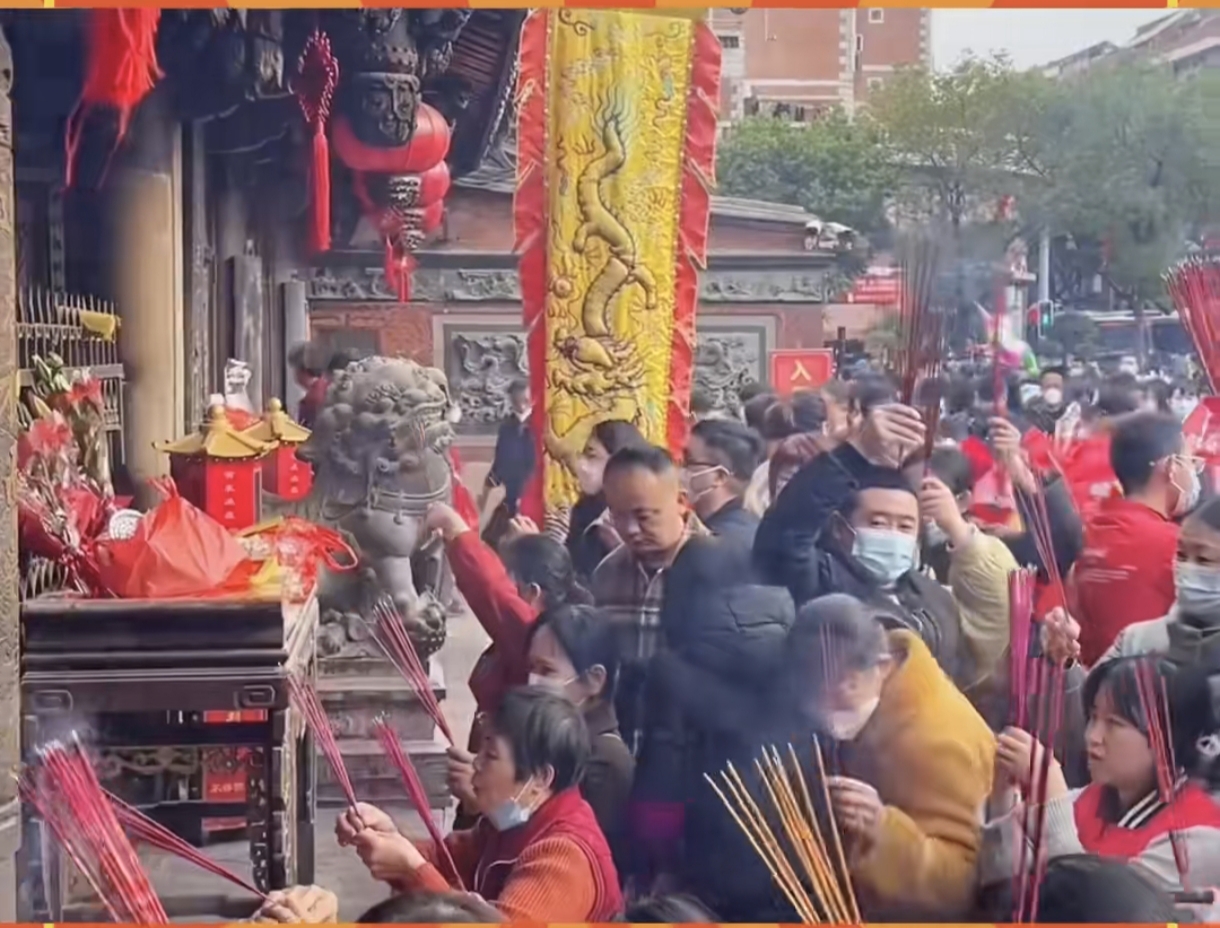 少林寺暴雨中拒游客入室内避雨，“佛门慈悲”引争议！
8月7号中午，河南登封少林寺