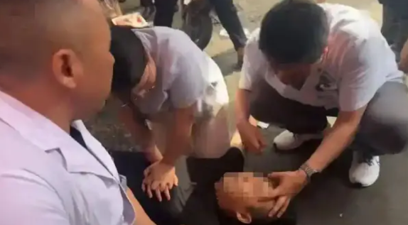 “或许这就是命吧！”江苏淮安，一男子买菜时突然倒地昏迷、心脏停止了跳动！周围的人