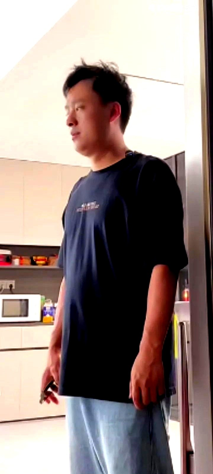 过分，妻子与情人私奔半年不回家，丈夫气得差点没晕，一气之下，离婚了，离完婚后不到