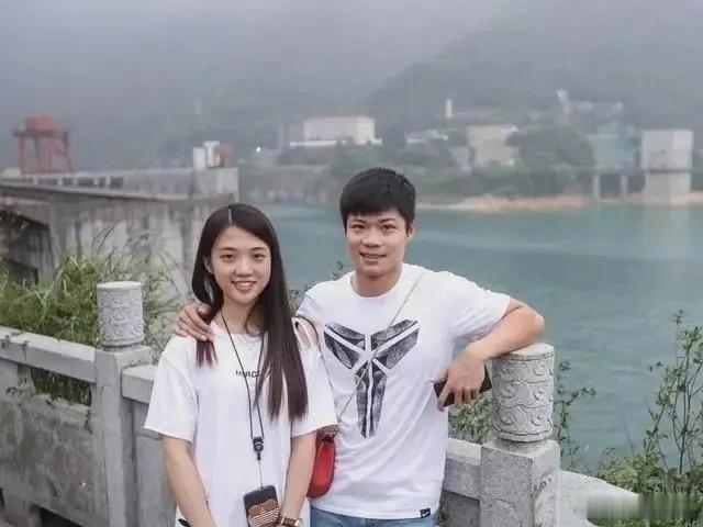 苏炳添跟妻子年轻时照片，二人是初中同学，初恋至今，属实可贵