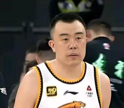 开创历史先河的两位篮球巨星。一位是辽宁男篮的定海神针老将韩德君。另一位是山西男篮