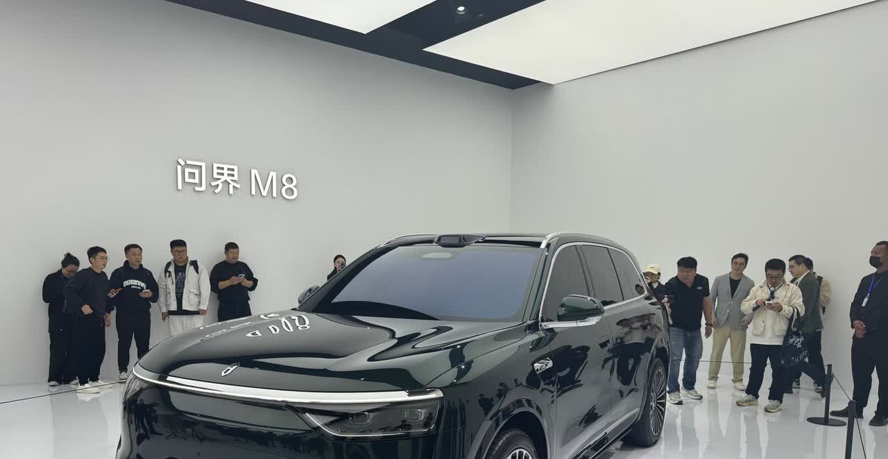 问界M8实车气场很强，不输M9，来几张贴脸开大的。
很多对标M9的，实际它们要