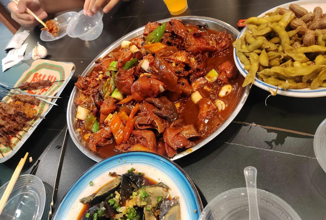 图便宜，花了99买了双皮凉鞋，谁知道被坑惨了。
旅游第一天我穿上的，当天我就发现