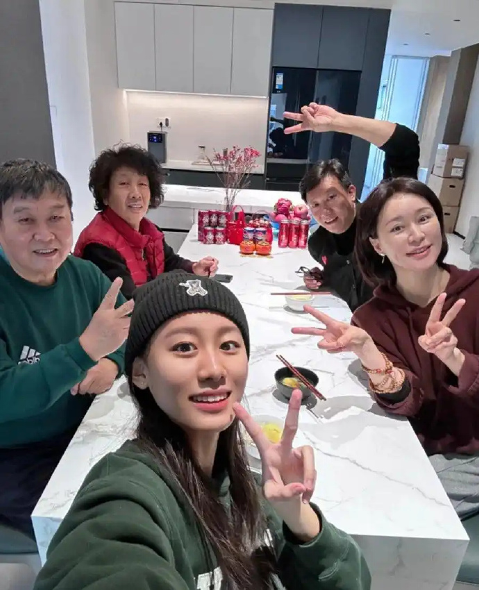 演员房子斌、杨雨婷的女儿今天也参加高考了！ 