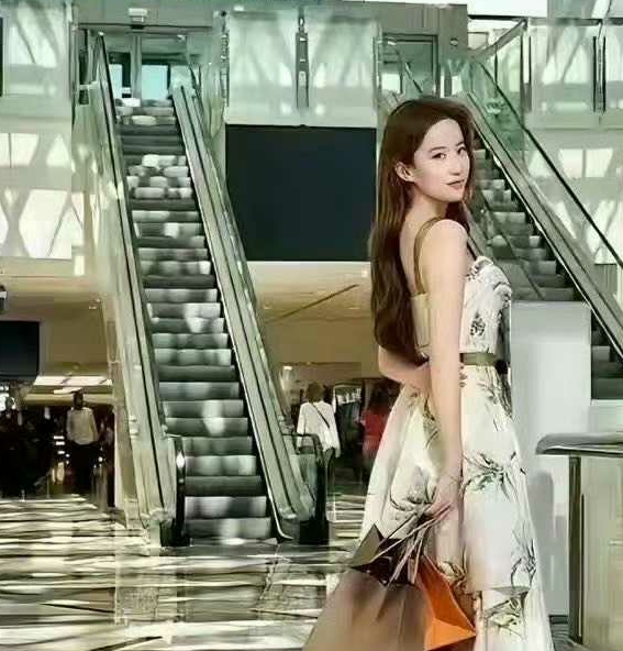 没想到刘亦菲170几的大个子，竟然是37的脚，真是太完美了。