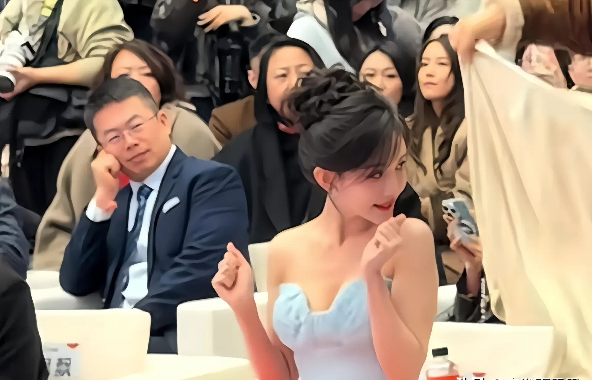 总裁欣赏孟子义峰会眼神











怎么回事？峰会上总裁看孟子义的眼神