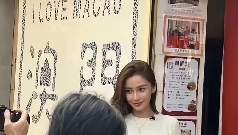 37岁杨颖落魄啦，给澳门小店站台，生图憔悴还硬凹美貌人设