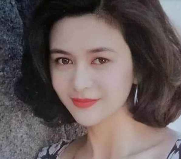 当年啊，关之琳为了把争宠的李嘉欣比下去，就和刘銮雄玩了个高尔夫球的游戏。据说一颗