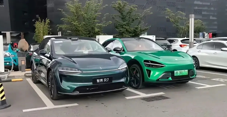 两个都是绿色，R7似乎更好看：

1、YU7的绿，是一种鲜艳的绿，绿的环保，绿的