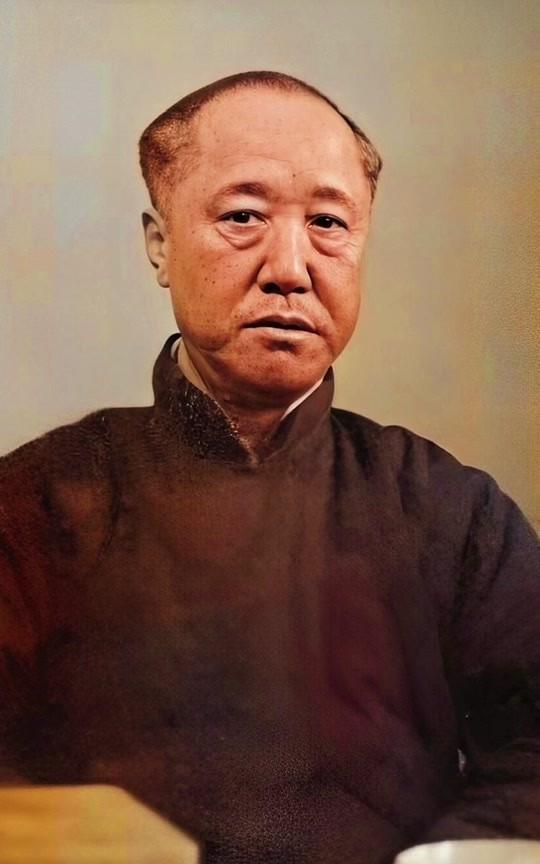 “十六国联军……”他喃喃自语，喉咙里像是堵了块石头。五十年前，整整五十年前啊！