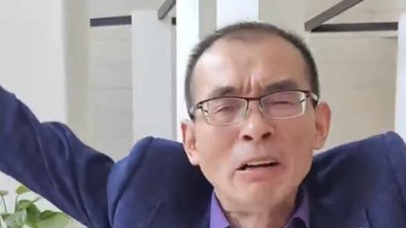 谢浩男同意入富豪爹户口本，养父母被扒，同学曝内幕，果然有情况