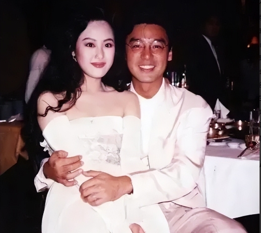 1996年，丁克的谭咏麟对妻子杨洁薇说：“我把十亿家产给你，让我的儿子回家。”妻