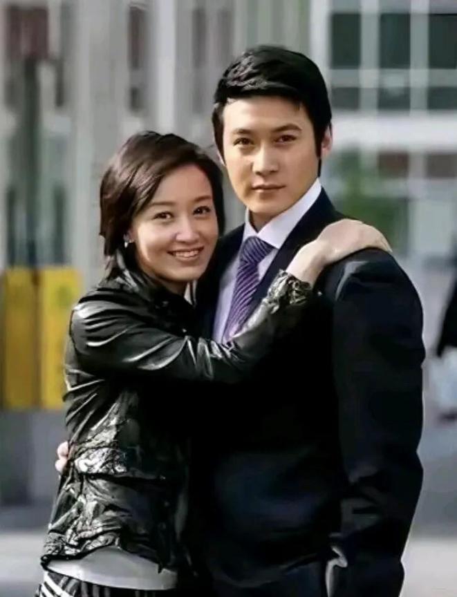 你知道这是拍什么电视剧的剧照吗，他们看起来挺养眼的。女演员五官清秀，典型的鹅蛋脸