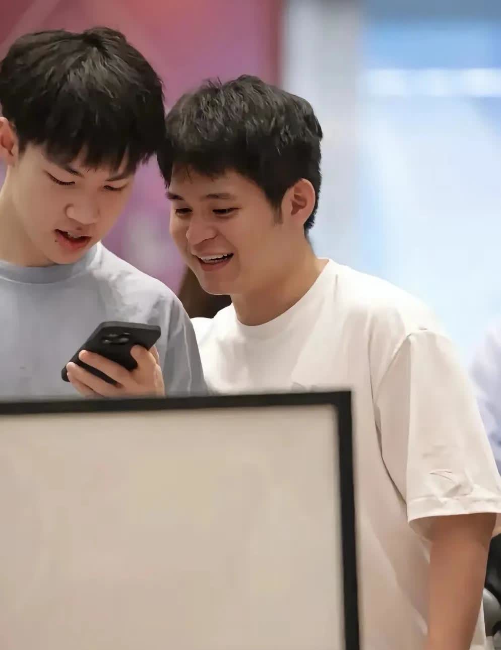 很多人认为男双应该把黄友政换成王楚钦，
因为黄油的经验不足，
容易限制小石头