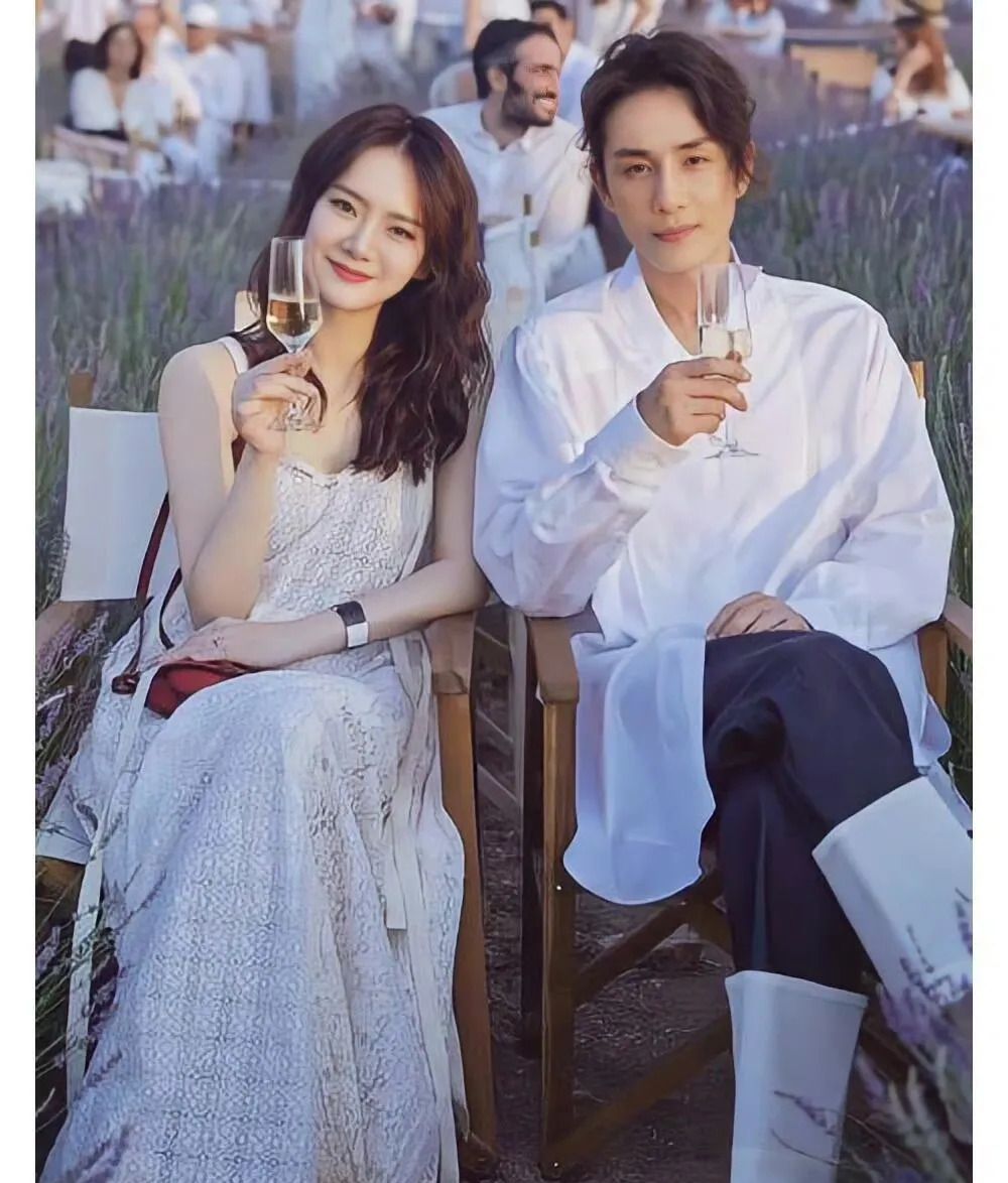 戚薇李承铉的浪漫二婚











什么？李承铉戚薇居然是二婚？这消息一