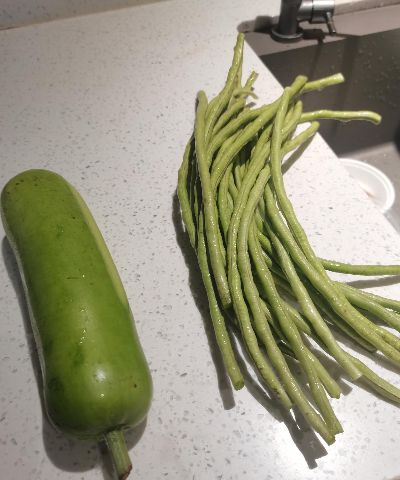 蔬菜品种少而且涨价了，是不是青黄不接的时候到了。
今天去超市转了一圈，居然感觉没