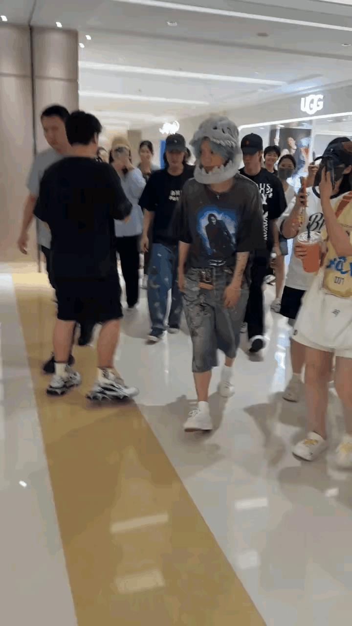 鹿晗这身穿搭，估计又要把之前积攒的好人气给败坏光了！
本来鹿晗这次复出，大家对他